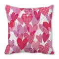 Federa quadrata rosa per San Valentino con cuori testurizzati stratificati - 45cmx45cm / Stile Cuore Rosso Texture Geometrica