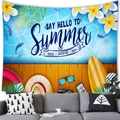 Zomers wandtapijt met surfboard en hibiscusbloemen boven een grijze bank in huis - Zomervakantie Elementen Stijl (3) / 100x70cm