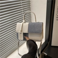 Stijlvolle tweekleurige handtas in crème en blauw met handvat en smalle riem - Wit