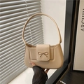 Bolso de hombro minimalista en cuero beige con hebilla de lazo dorado y diseño curvo - Caqui
