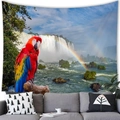Tapiz de loro guacamayo con paisaje de cascada tropical sobre un sofá moderno - Cascada Arcoíris Loro Rojo / 100cmx70cm