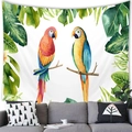 Tapiz tropical con loros coloridos y hojas verdes sobre un sofá moderno en pared blanca - 100cmx70cm / Perroquet Tropical en Acuarela