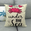 Λινό μαξιλάρι με ροζ καβούρι και κείμενο 'Under The Sea' σε γκρι καναπέ - Καβούρι κάτω από τη θάλασσα (2)