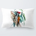 Détail de la taie d'oreiller rectangulaire avec motif de pivert à l'aquarelle sur tissu - 30cm x 50cm / Style Pic-vert