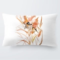 Détail d'une housse de coussin rectangulaire blanche avec motif oiseaux à l'aquarelle - 30cm x 50cm / Style Trois Oiseaux Sur Roseaux