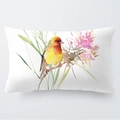 Détail d'imprimé aquarelle oiseau et fleurs sur housse de coussin en peluche - 30x50cm