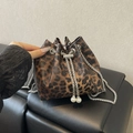 Mini borsa a secchiello leopardata con catena argento e dettagli coulisse in perle - Stampa leopardata