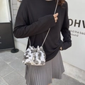 Mini borsa a secchiello con stampa mucca, catena d'argento e ciondoli di perle - Stampa mucca