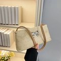 Petit sac bandoulière chic en paille tissée beige avec nœud métallique argenté - Kaki