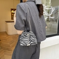 Secchiello zebrato bianco e nero con catena argentata e raffinati dettagli perlati - Zebra Print