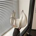 Sac hobo blanc en similicuir avec breloque nœud perlé argenté et bandoulière réglable - Blanc