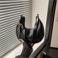 Sac croissant noir tendance avec noud en perles argentées et lettrage blanc chic - Noir