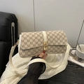 Bolso blanco con estampado de monograma M y cierre metálico dorado elegante - Blanco