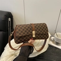 Bolso de hombro con monograma marrón vintage, correa de cuero y cierre dorado - Marrón