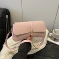 Bolso baguette rosa chic con diseño jacquard de letras M y cierre de giro dorado - Rosa