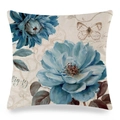 Detail van een vintage linnen kussensloop met blauwe bloemenprint en vlinderillustratie - Botanische Illustratie Vintage Blauwe Bloemen (8)