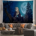 Dettaglio dell'arazzo con civetta appeso sopra un divano grigio con zucche di Halloween - Barbagianni Notte Blu (Modello 6) - Pelle di Pesca / 100x70cm