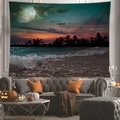 Arazzo con spiaggia tropicale e palme appeso sopra un divano grigio decorativo - Notte Lunare Tropicale (2)-100x70(Pelle di Pesca)
