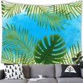 Dettaglio dell'arazzo con foglie di palma tropicale appeso sopra un divano grigio - Stile Piante ad Acquerello Blu (13) / 100x70cm (Tessuto Pelle di Pesca)