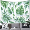Dettaglio dell'arazzo con foglie tropicali ad acquerello appeso sopra un divano grigio - Stile Foglie Verdi Tropicali (11) / 100x70cm (Tessuto Pelle di Pesca)