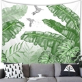 Dettaglio dell'arazzo con foglie tropicali e colibrì sopra un divano grigio - Pelle di Pesca / Foglie Tropicali e Colibrì / 100X70