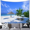 Détail d'une tapisserie de plage tropicale suspendue au-dessus d'un canapé gris dans un salon - Parasol Palmier sur Plage (12) / 100x70cm (Peau de pêche)