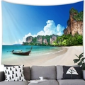 Arazzo con spiaggia tropicale, barche a coda lunga e scogliere per decoro murale - Barca Longtail Paesaggio Carsico (Stile 4) / 100x70cm (Pelle di pesca)