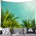 Dettaglio di un arazzo con palme tropicali appeso sopra un divano grigio su muro bianco - 100x70(Pelle di Pesca) / Stile 18