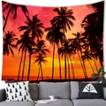 Vista dettagliata di un arazzo tropicale con tramonto e palme appeso sopra un divano grigio - 100x70(Pelle di Pesca) / Stile 17