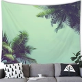 Dettaglio di un arazzo con palme tropicali appeso sopra un divano grigio per pareti - 100x70(Pelle di Pesca) / Stile 6
