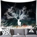 Arazzo con renna e notte stellata appeso sopra un moderno divano grigio in soggiorno - 100x70(Pelle di Pesca) / Renna Bianca della Notte Stellata (Stile 4)