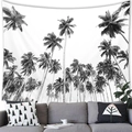 Arazzo in bianco e nero con palme tropicali appeso sopra un divano grigio - 100x70(Pelle di Pesca) / Stile 2
