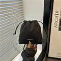 Sac seau tendance en denim noir avec cordon de serrage, logo métal et anse ronde - Noir