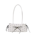 Bolso bajo el brazo blanco con motivos de lazos negros, tela texturizada y colgante corazón - Blanco