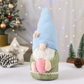 Gnome de Pâques en peluche avec oreilles de lapin et bonnet bleu tenant un œuf à pois rose - Style de Chapeau Pointu Bleu Fleur
