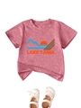 Detail eines Lake Tahoe Kinder-T-Shirts mit Bergdruck und weißen Kleinkinderschuhen - D018 - Rosa (farbillustration) / 90cm