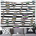 Detailansicht eines böhmischen Feder-Wandteppichs über einem grauen Sofa im Wohnzimmer - 100x70cm / Pfirsichhaut / Schwarz-Weiß Gestreifter Federstil (10)