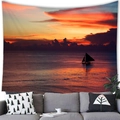 Tapiz de playa con atardecer tropical y velero sobre un sofá gris para decoración - Velero al Atardecer Estilo (4) / 100x70cm (Piel de melocotón)