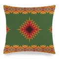 Détail du motif géométrique tribal bohème sur une housse de coussin vert foncé - 45cmx45cm / Style Étoile Radiale Vert Foncé (8)