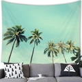 Arazzo con paesaggio di palme tropicali appeso sopra un divano grigio moderno - 100x70(Pelle di Pesca) / Ombra di Palma su Cielo Ciano (Stile 13)