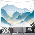 Dettaglio di un arazzo con montagne blu e onde dorate sopra un divano in tessuto grigio - Uccelli di montagna geometrici blu (Stile 7) / 100x70cm (Tessuto Pelle di Pesca)