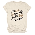 Detailopname van crème t-shirt met luipaardstrikjes en leraar-tekst - S / Zand (Zwarte Tekst)