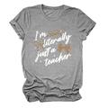 Detail van grijs T-shirt met tekst 'I'm literally just a teacher' en luipaardstrik - S / Donkergrijs (Witte Tekst)