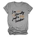 Detailopname van een grijs T-shirt met leraar tekst en luipaardprint strikken - S / Donkergrijs (Zwarte Tekst)