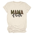 Dettaglio della stampa Mama of Both con motivi camo e leopardati su t-shirt beige - S / Sabbia (Testo Nero)