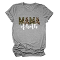 Dettaglio della t-shirt grigia MAMA of both con texture mimetica e stampa leopardata - S / Grigio Scuro (Testo Bianco)