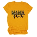 Dettaglio della stampa Mama of Both con motivi camo e leopardati su t-shirt giallo senape - S / Giallo Senape (Testo Nero)