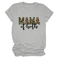 Dettaglio della stampa Mama of both con motivi mimetici e leopardati su t-shirt grigia - Taglia S / Grigio Chiaro (Testo Nero)