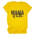 Dettaglio della t-shirt gialla in cotone con stampa Mama of Both in camo e leopardo - Taglia S / Giallo (Testo Nero)