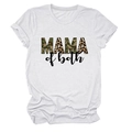 Dettaglio della stampa Mama of Both con texture mimetica e leopardata su t-shirt - Taglia S / Top / Lettere Nere con Grafica / Bianco